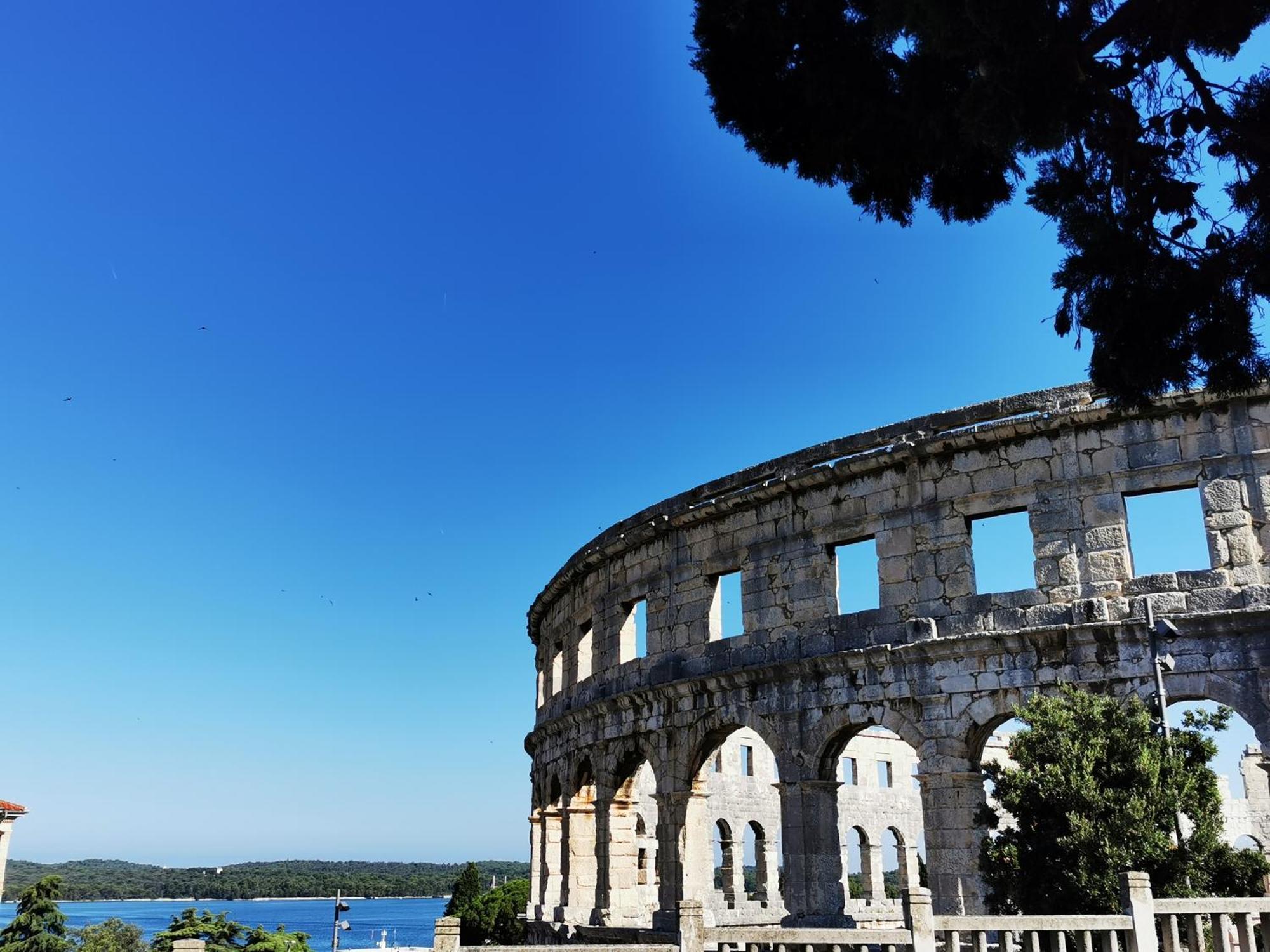 Lux Apartments In Downtown Pula Exterior photo