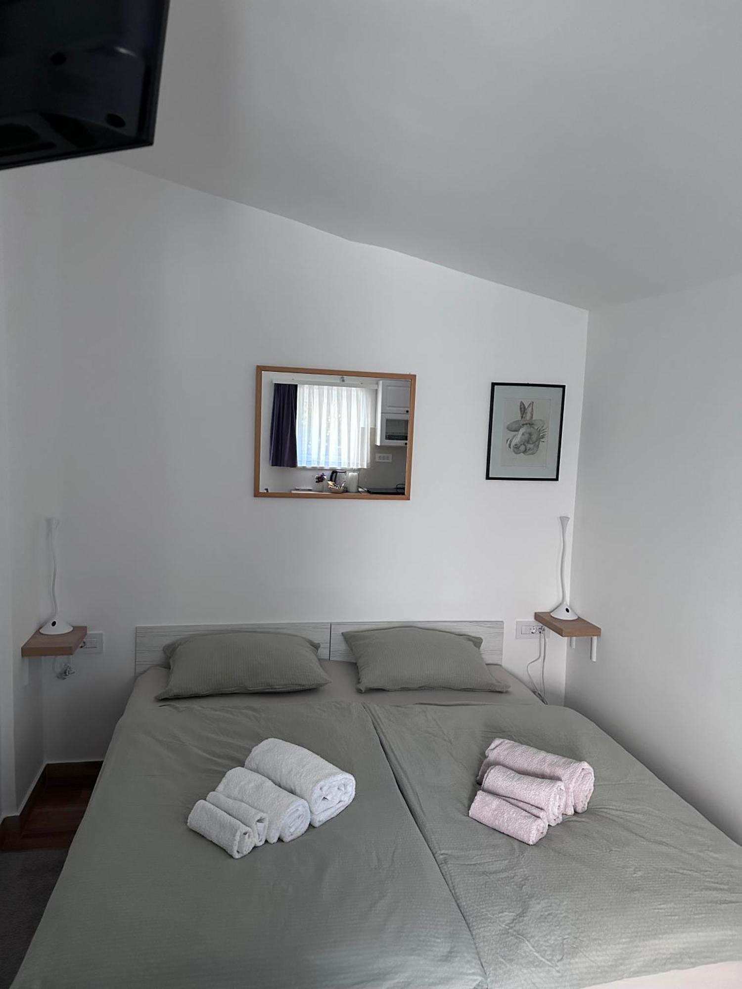 Lux Apartments In Downtown Pula Exterior photo