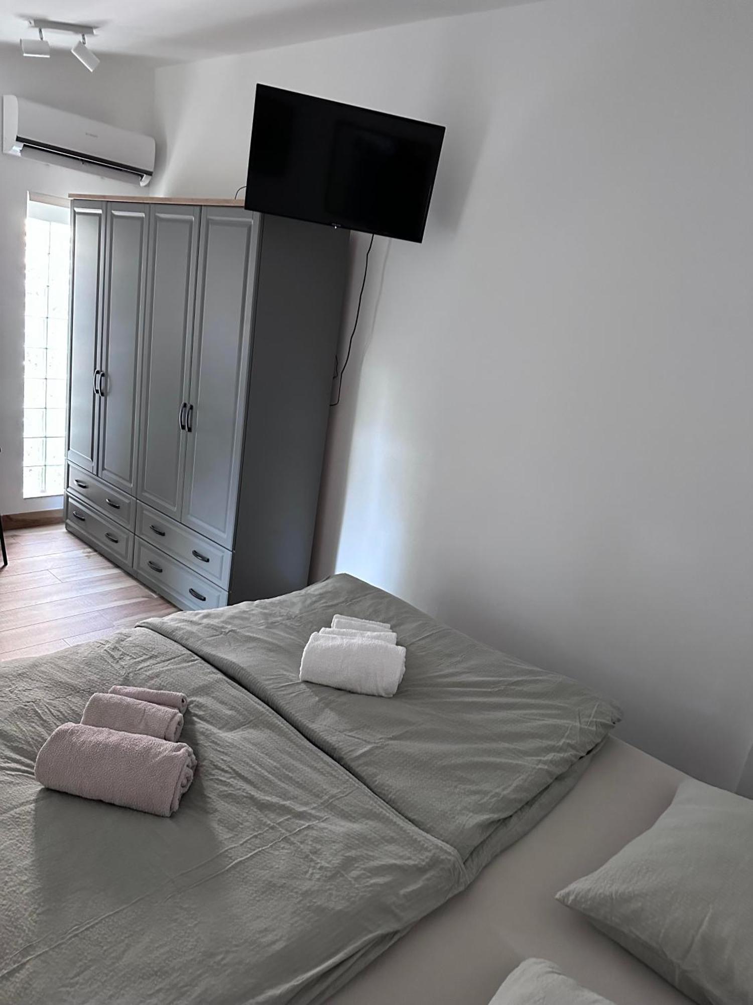 Lux Apartments In Downtown Pula Exterior photo